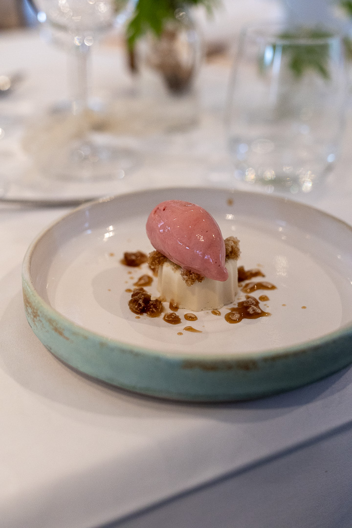 Ravintola Back Pocket jälkiruoka-annos Kardemumma pannacotta ja vadelmasorbettia.